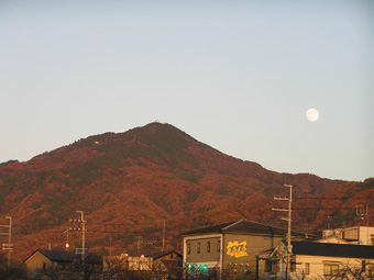比叡山と月